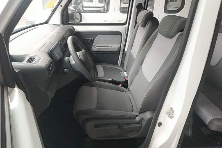 Used Wuling Zhiguang New Energy 2025 Model 305km Ambitious Edition Left Front Seat