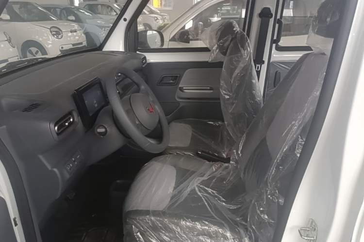 Used Wuling Zhiguang New Energy 2025 Model 305km Ambitious Edition Left Front Seat