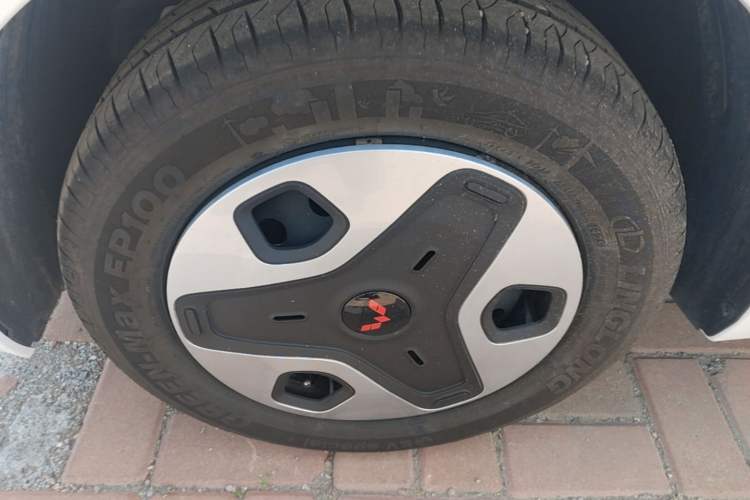 Used Wuling Zhiguang New Energy 2025 Standard Model Left Front Wheel Hub