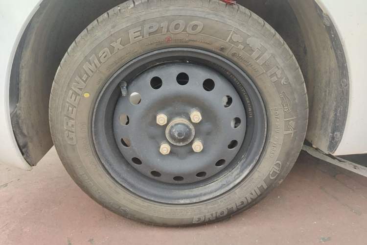 Used Wuling Zhiguang New Energy 2025 Standard Model Left Front Wheel Hub