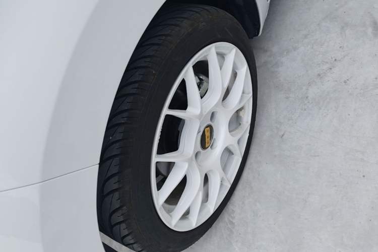 Used Wuling Zhiguang New Energy 2025 Model 305km Ambitious Edition Left Front Wheel Hub