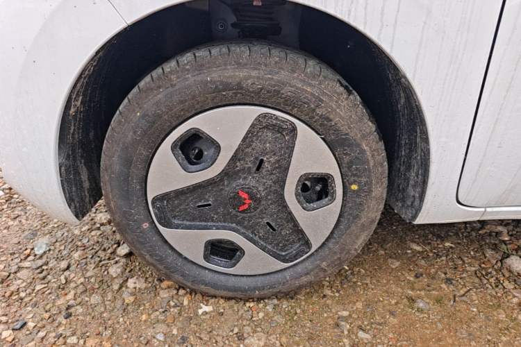 Used Wuling Zhiguang New Energy 2025 Model 305km Ambitious Edition Left Front Wheel Hub