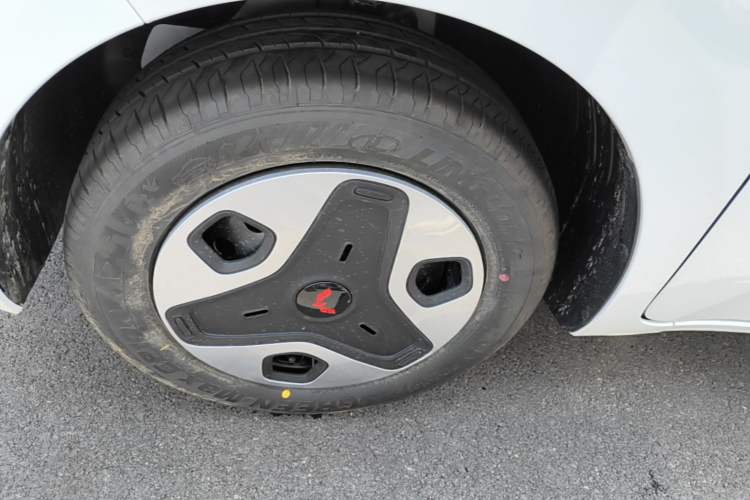 Used Wuling Zhiguang New Energy 2025 Model 305km Ambitious Edition Left Front Wheel Hub