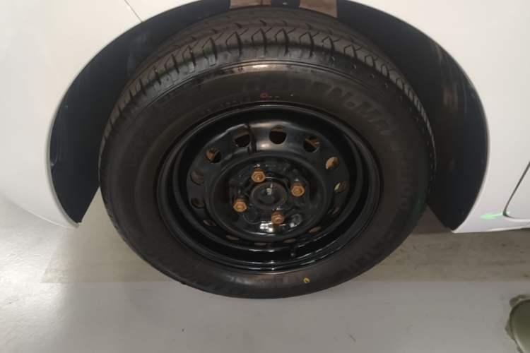 Used Wuling Zhiguang New Energy 2025 Standard Model Left Front Wheel Hub