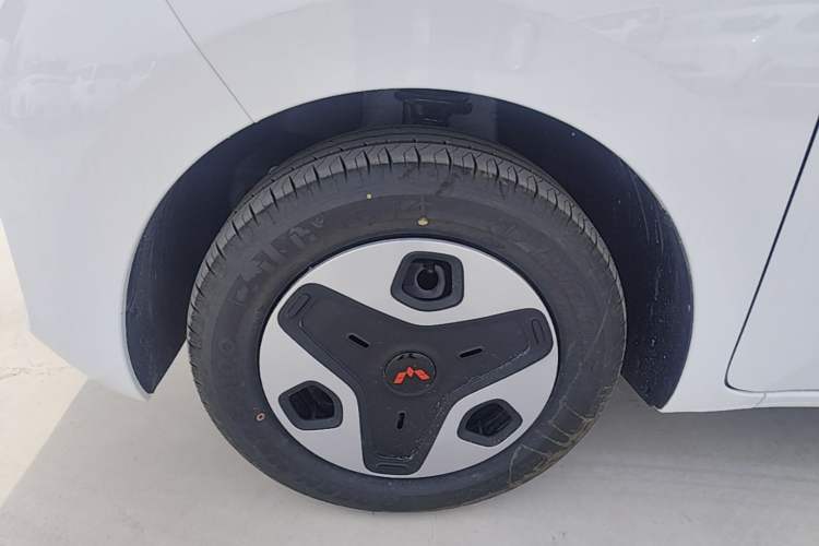 Used Wuling Zhiguang New Energy 2025 Model 305km Ambitious Edition Left Front Wheel Hub