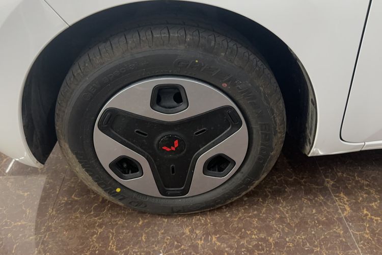 Used Wuling Zhiguang New Energy 2025 Model 305km Ambitious Edition Left Front Wheel Hub