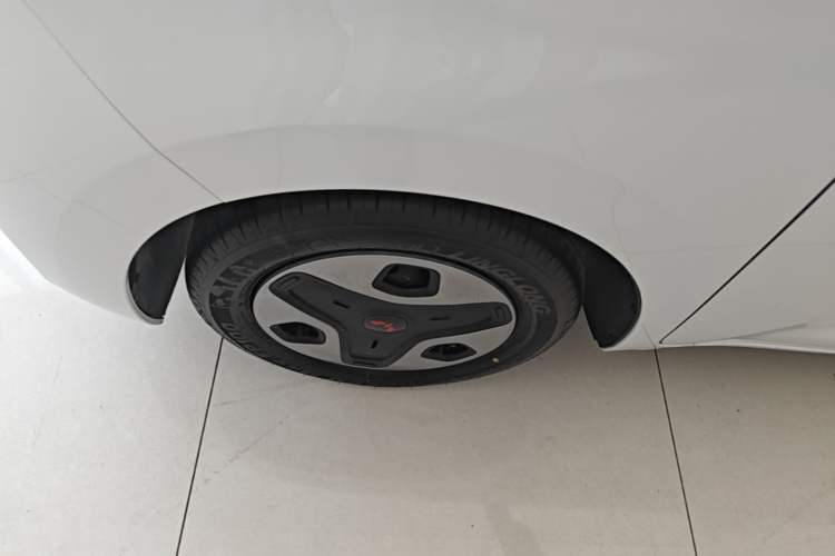 Used Wuling Zhiguang New Energy 2025 Model 305km Ambitious Edition Left Front Wheel Hub