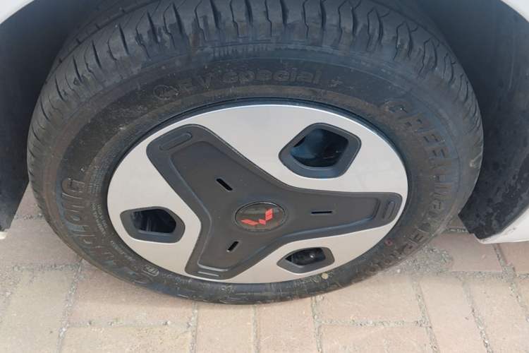 Used Wuling Zhiguang New Energy 2025 Comfort Model Left Front Wheel Hub