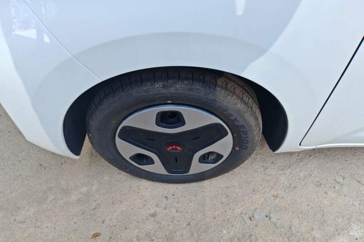 Used Wuling Zhiguang New Energy 2025 Model 305km Ambitious Edition Left Front Wheel Hub