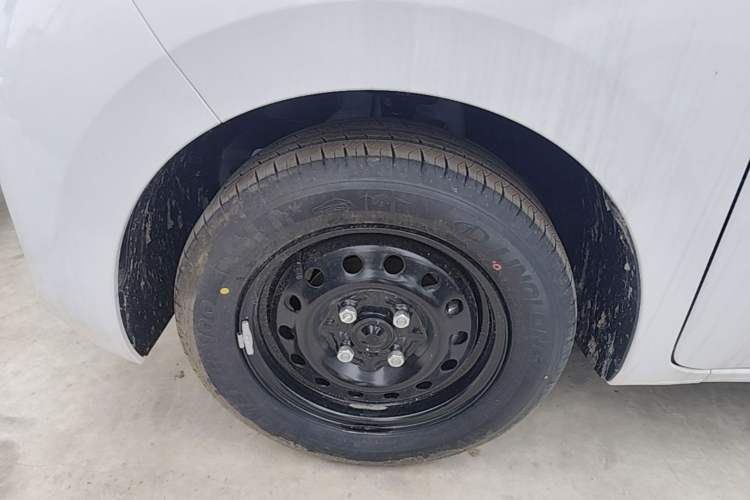 Used Wuling Zhiguang New Energy 2025 Standard Model Left Front Wheel Hub