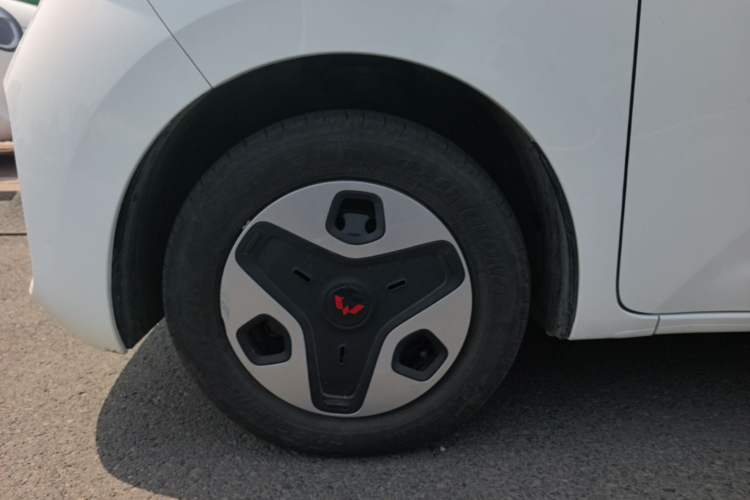 Used Wuling Zhiguang New Energy 2025 Model 305km Ambitious Edition Left Front Wheel Hub