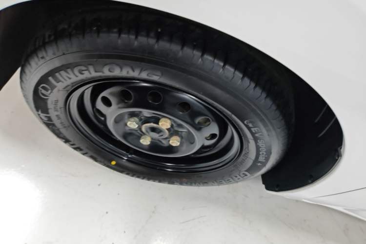 Used Wuling Zhiguang New Energy 2025 Standard Model Left Front Wheel Hub