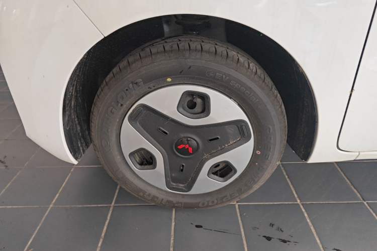 Used Wuling Zhiguang New Energy 2025 Model 305km Ambitious Edition Left Front Wheel Hub