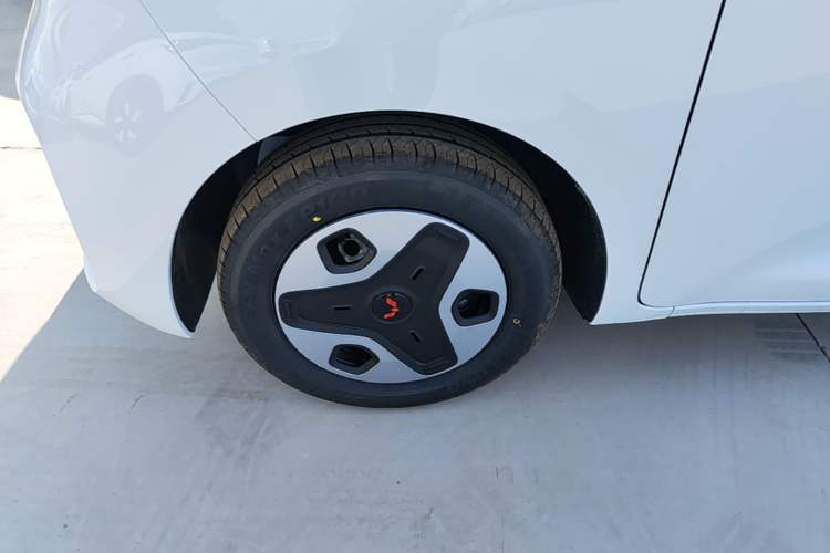 Used Wuling Zhiguang New Energy 2025 Model 305km Ambitious Edition Left Front Wheel Hub