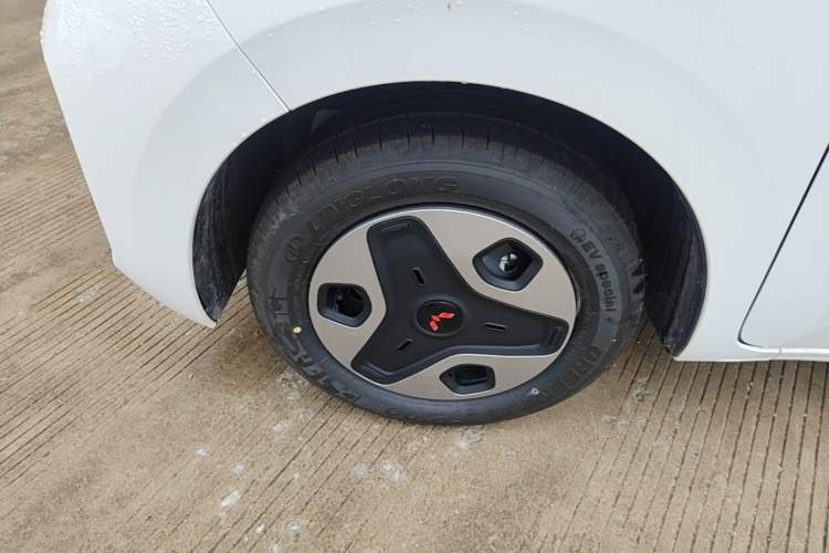 Used Wuling Zhiguang New Energy 2025 Model 305km Ambitious Edition Left Front Wheel Hub
