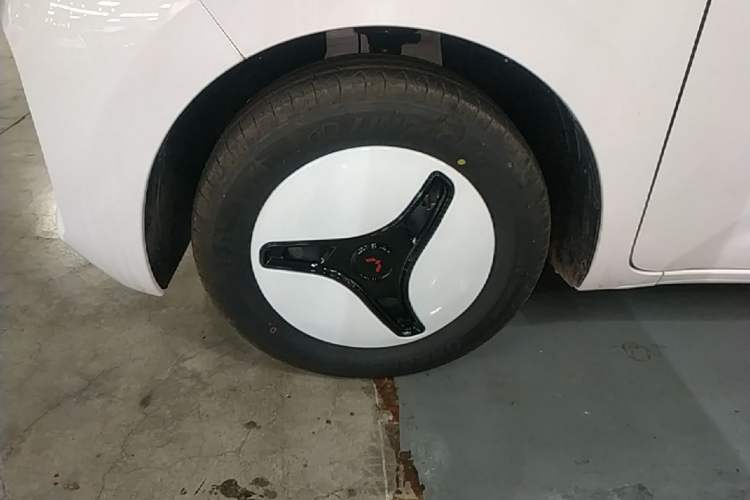 Used Wuling Zhiguang New Energy 2025 Standard Model Left Front Wheel Hub