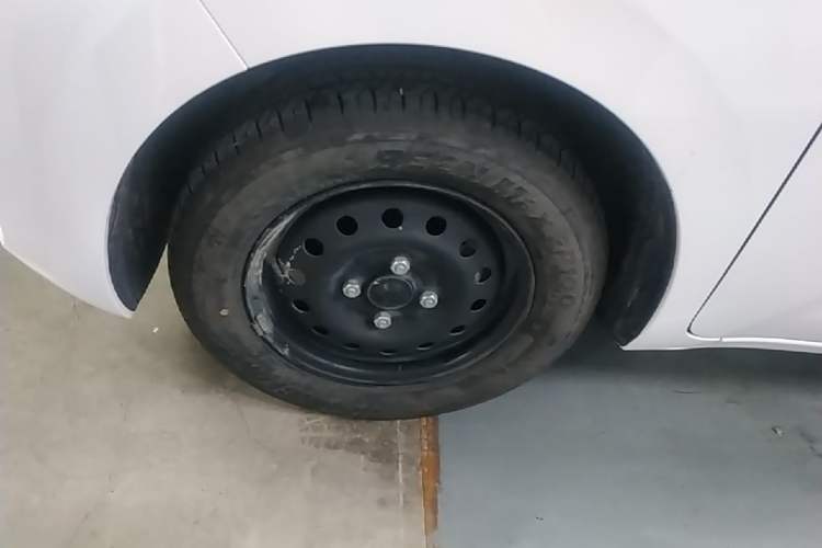 Used Wuling Zhiguang New Energy 2025 Standard Model Left Front Wheel Hub