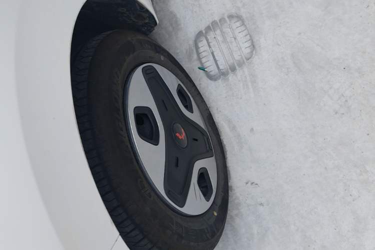 Used Wuling Zhiguang New Energy 2025 Model 305km Ambitious Edition Left Front Wheel Hub