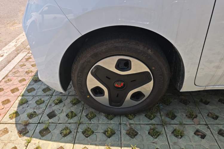 Used Wuling Zhiguang New Energy 2025 Model 305km Ambitious Edition Left Front Wheel Hub