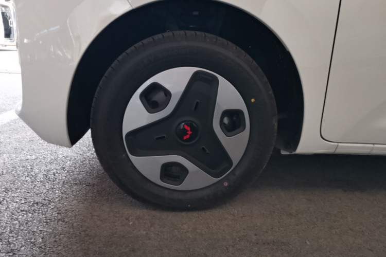 Used Wuling Zhiguang New Energy 2025 Model 305km Ambitious Edition Left Front Wheel Hub