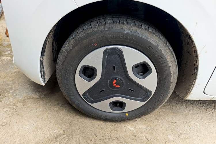Used Wuling Zhiguang New Energy 2025 Model 305km Ambitious Edition Left Front Wheel Hub