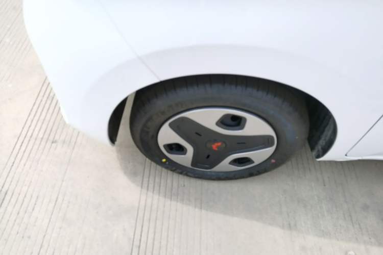 Used Wuling Zhiguang New Energy 2025 Model 305km Ambitious Edition Left Front Wheel Hub