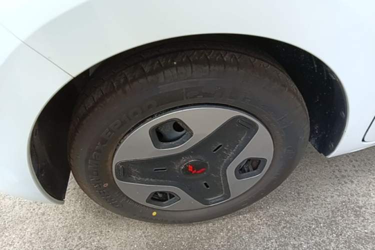 Used Wuling Zhiguang New Energy 2025 Model 305km Ambitious Edition Left Front Wheel Hub