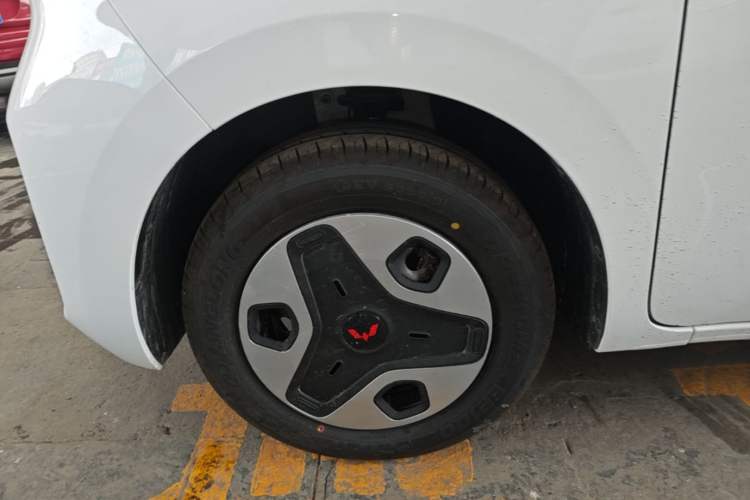 Used Wuling Zhiguang New Energy 2025 Model 305km Ambitious Edition Left Front Wheel Hub