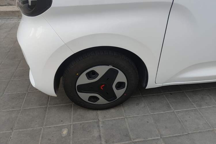 Used Wuling Zhiguang New Energy 2025 Model 305km Ambitious Edition Left Front Wheel Hub