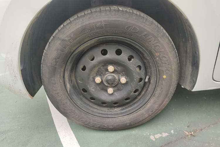 Used Wuling Zhiguang New Energy 2025 Standard Model Left Front Wheel Hub