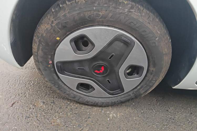 Used Wuling Zhiguang New Energy 2025 Model 305km Ambitious Edition Left Front Wheel Hub