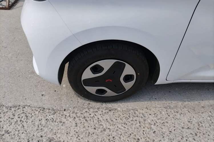 Used Wuling Zhiguang New Energy 2025 Model 305km Ambitious Edition Left Front Wheel Hub