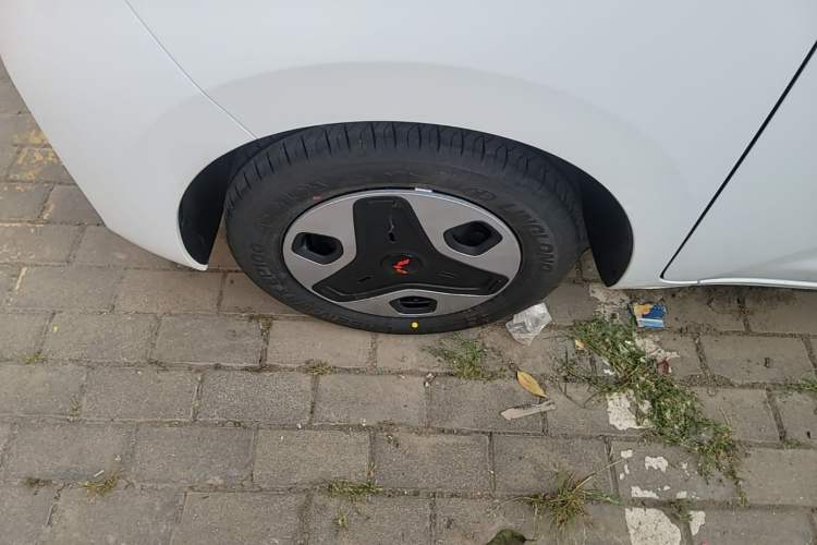 Used Wuling Zhiguang New Energy 2025 Model 305km Ambitious Edition Left Front Wheel Hub