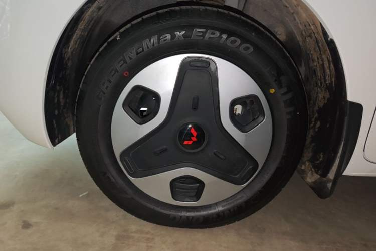 Used Wuling Zhiguang New Energy 2025 Model 305km Ambitious Edition Left Front Wheel Hub