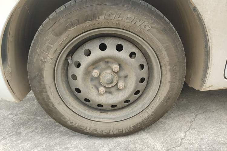 Used Wuling Zhiguang New Energy 2025 Standard Model Left Front Wheel Hub