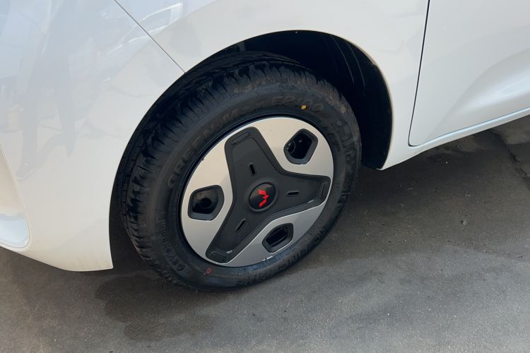 Used Wuling Zhiguang New Energy 2025 Model 305km Ambitious Edition Left Front Wheel Hub
