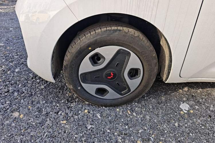 Used Wuling Zhiguang New Energy 2025 Model 305km Ambitious Edition Left Front Wheel Hub