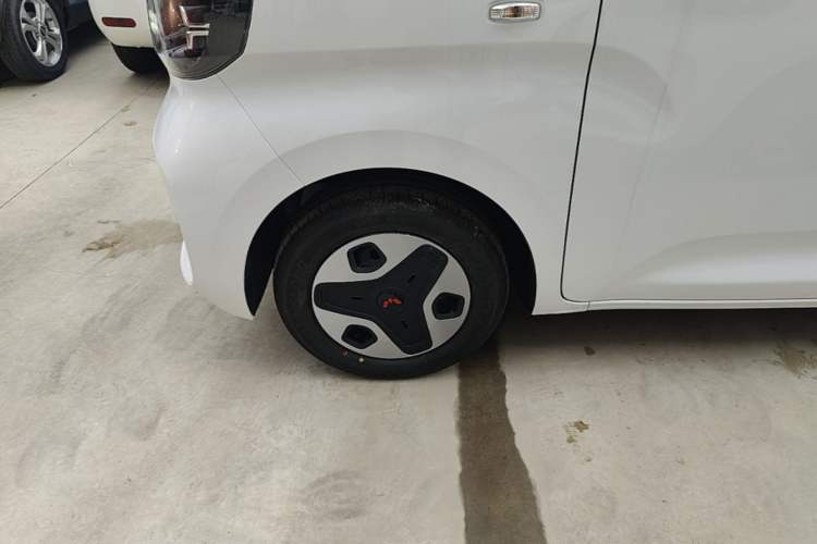 Used Wuling Zhiguang New Energy 2025 Model 305km Ambitious Edition Left Front Wheel Hub