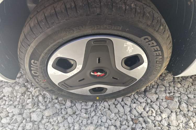 Used Wuling Zhiguang New Energy 2025 Model 305km Ambitious Edition Left Front Wheel Hub