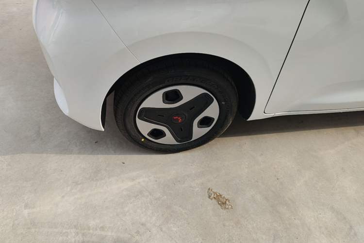 Used Wuling Zhiguang New Energy 2025 Model 305km Ambitious Edition Left Front Wheel Hub