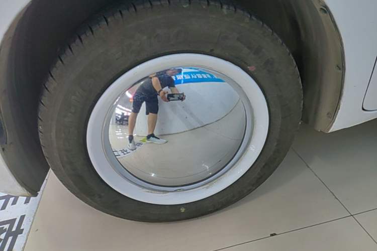 Used Wuling Zhiguang New Energy 2025 Standard Model Left Front Wheel Hub