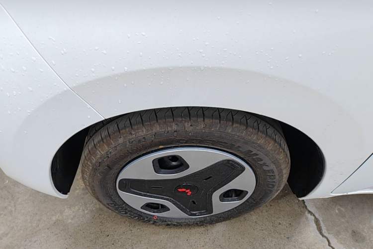Used Wuling Zhiguang New Energy 2025 Model 305km Ambitious Edition Left Front Wheel Hub
