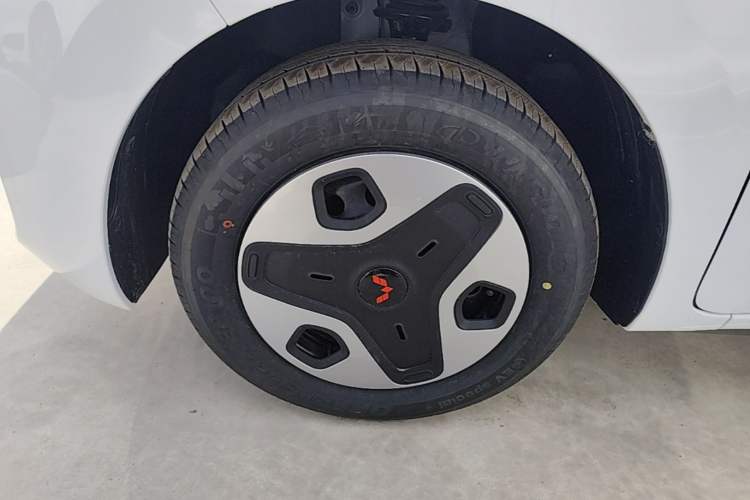 Used Wuling Zhiguang New Energy 2025 Model 305km Ambitious Edition Left Front Wheel Hub