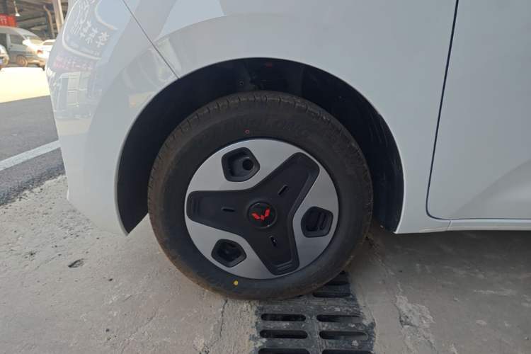 Used Wuling Zhiguang New Energy 2025 Model 305km Ambitious Edition Left Front Wheel Hub