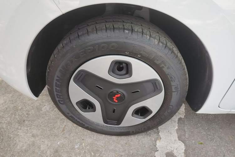 Used Wuling Zhiguang New Energy 2025 Model 305km Ambitious Edition Left Front Wheel Hub
