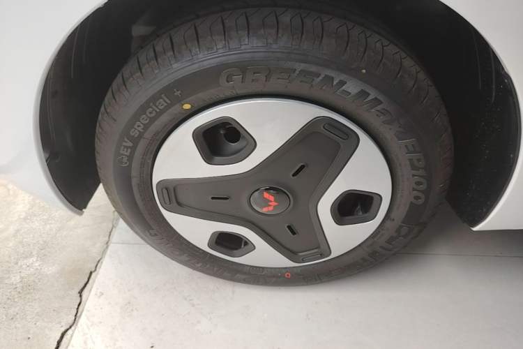 Used Wuling Zhiguang New Energy 2025 Model 305km Ambitious Edition Left Front Wheel Hub