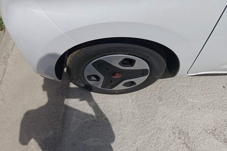 Used Wuling Zhiguang New Energy 2025 Model 305km Ambitious Edition Left Front Wheel Hub