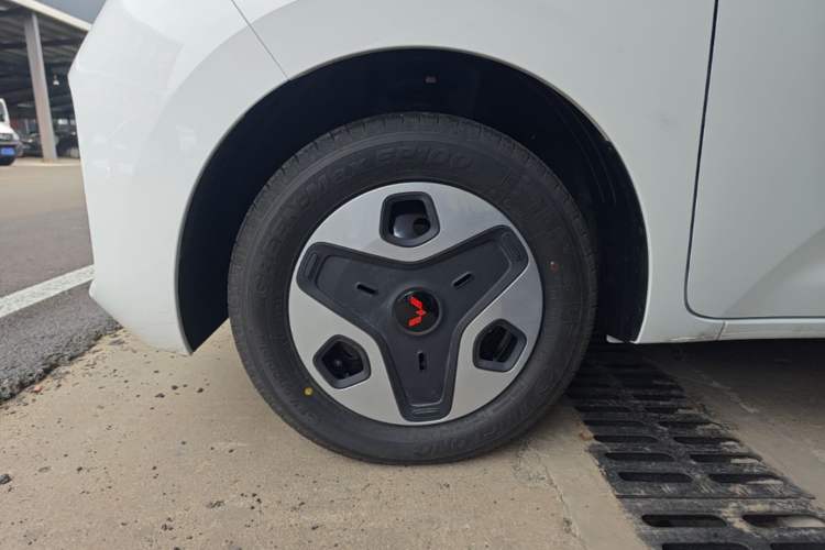 Used Wuling Zhiguang New Energy 2025 Model 305km Ambitious Edition Left Front Wheel Hub