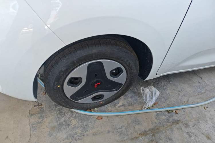 Used Wuling Zhiguang New Energy 2025 Model 305km Ambitious Edition Left Front Wheel Hub