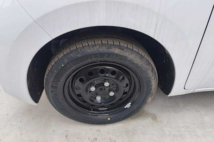 Used Wuling Zhiguang New Energy 2025 Standard Model Left Front Wheel Hub